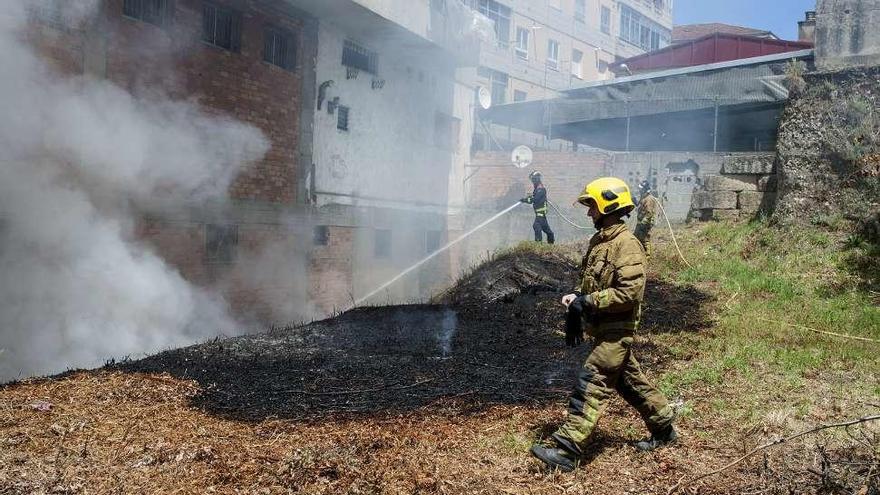 Los bomberos, actuando en un edificio de la carretera de A Granxa. // Iñaki Osorio