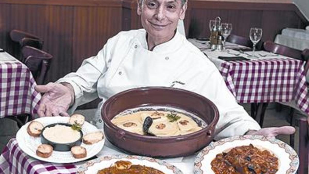 Arànega, con platos de bacalao en su restaurante del Paral·lel.