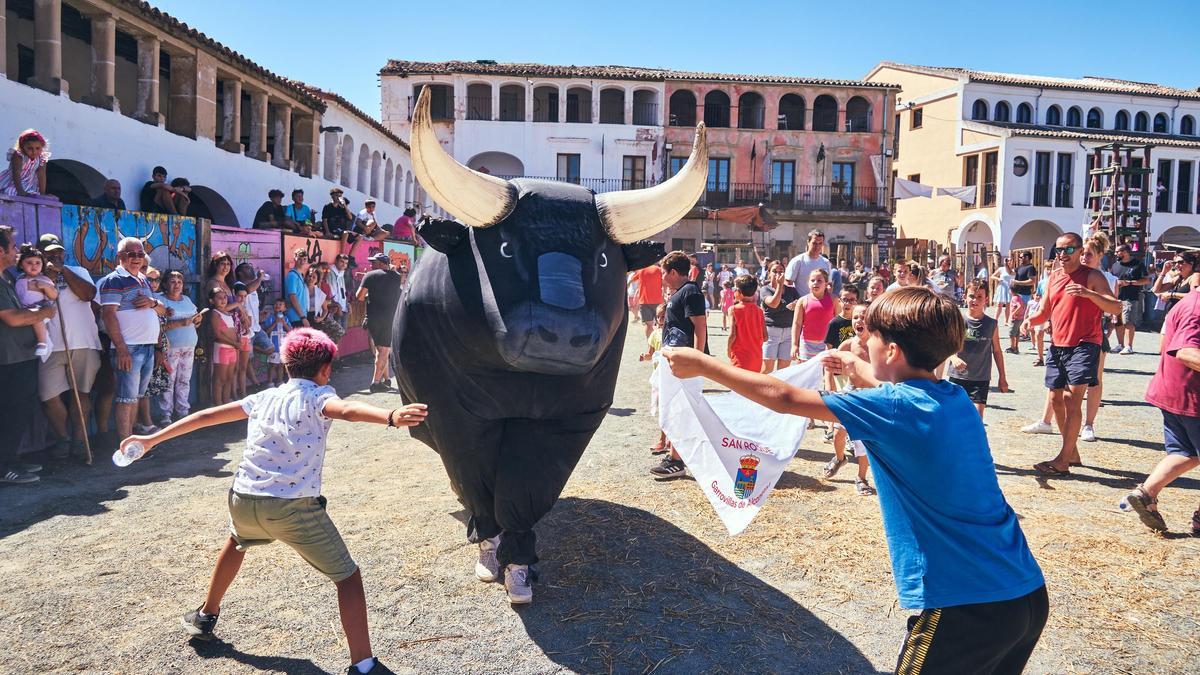 La cantera de aficionados se fomenta en Garrovillas con estos encierros para niños con toros inflables.