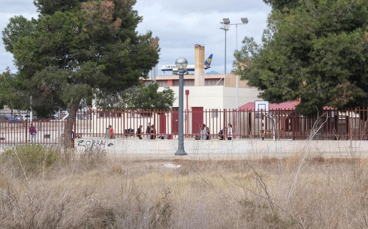 El colegio Rodolfo Tomás Samper y, en primer término, la parcela que se unirá al patio