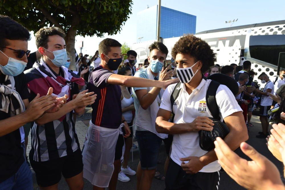 Llegada de los jugadores del FC Cartagena a la ciudad portuaria