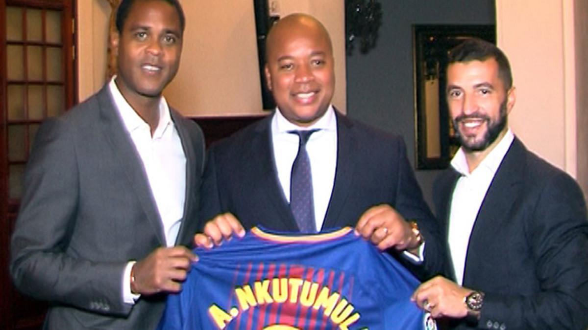 Kluivert y Simao, en la presentación del partido