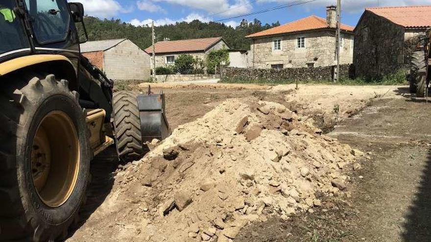 Una máquina trabaja en el ensanchamiento del camino.