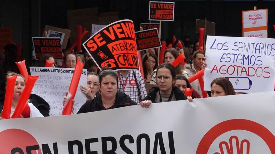 Manifestantes, ayer, alrededor del Cunqueiro.   | // R. GROBAS