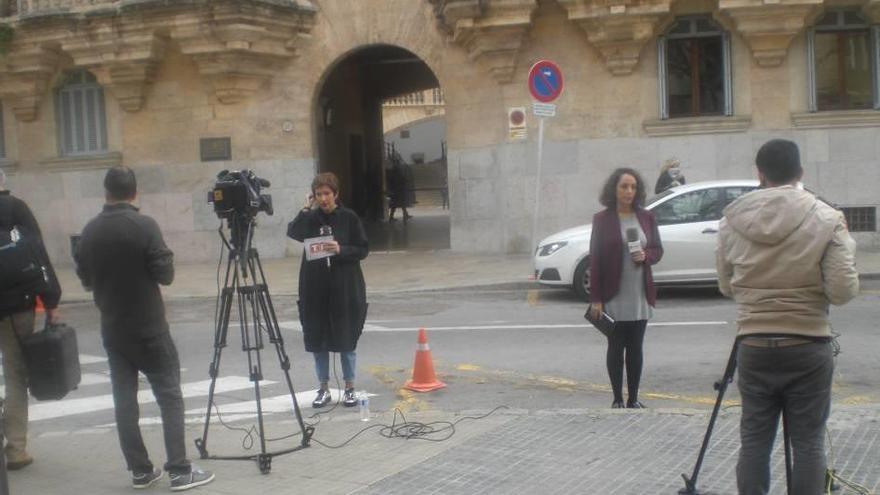 Los medios comenzaron a congregarse ayer ante la Audiencia para informar del inminente fallo.