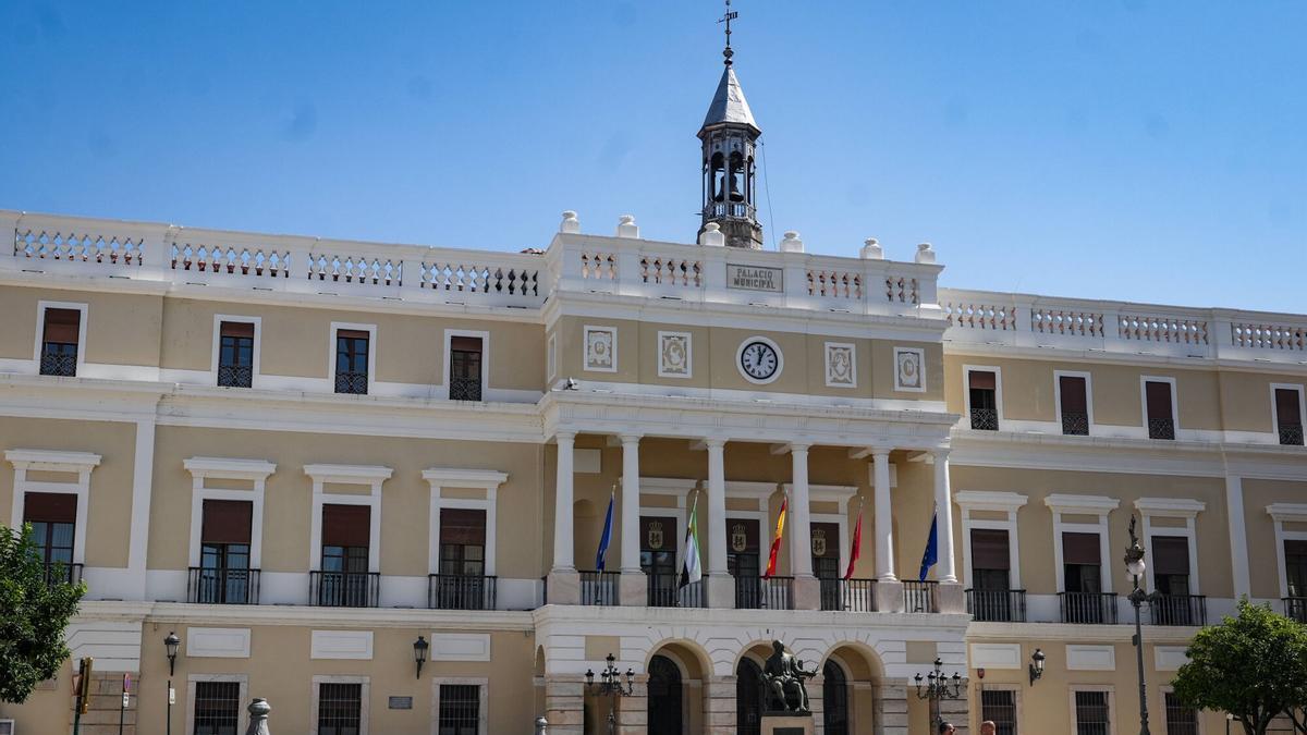 Imagen de archivo de la fachada del Ayuntamiento de Badajoz.