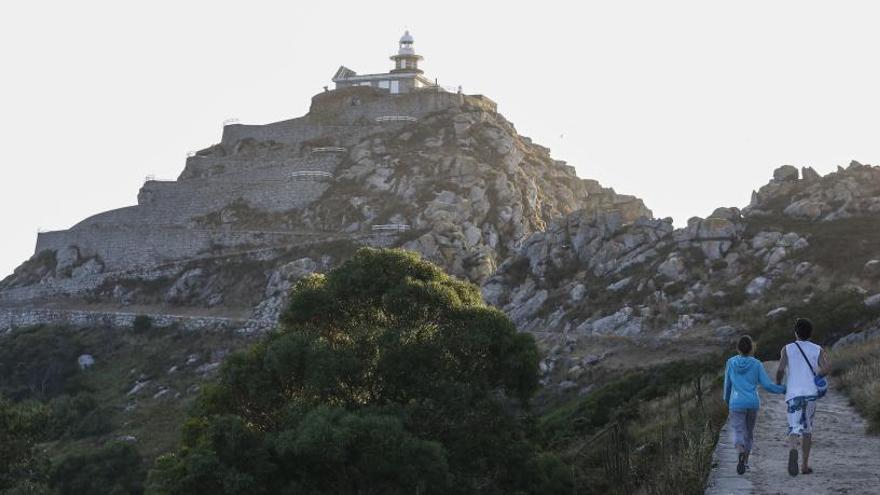 Subida al faro de Cíes. // Ricardo Grobas