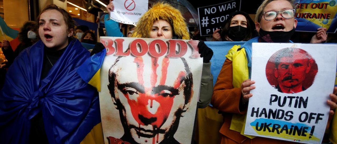 Las protestas contras contra la invasión rusa de Ucrania se suceden por todo Europa.