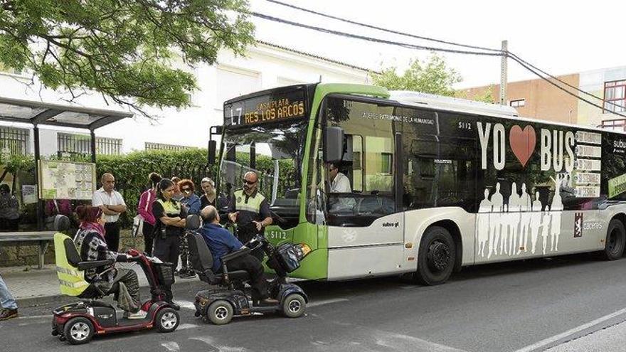 Los scooters subirán si hay seguridad y lo permiten anclajes y rampa del autobús de Cáceres