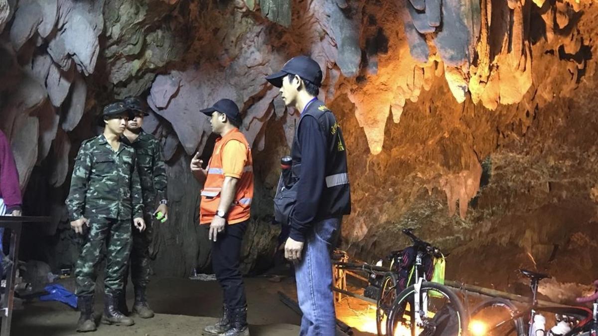 Miembros del equipo de rescate hablan mientras la búsqueda de los 12 chicos continúa.