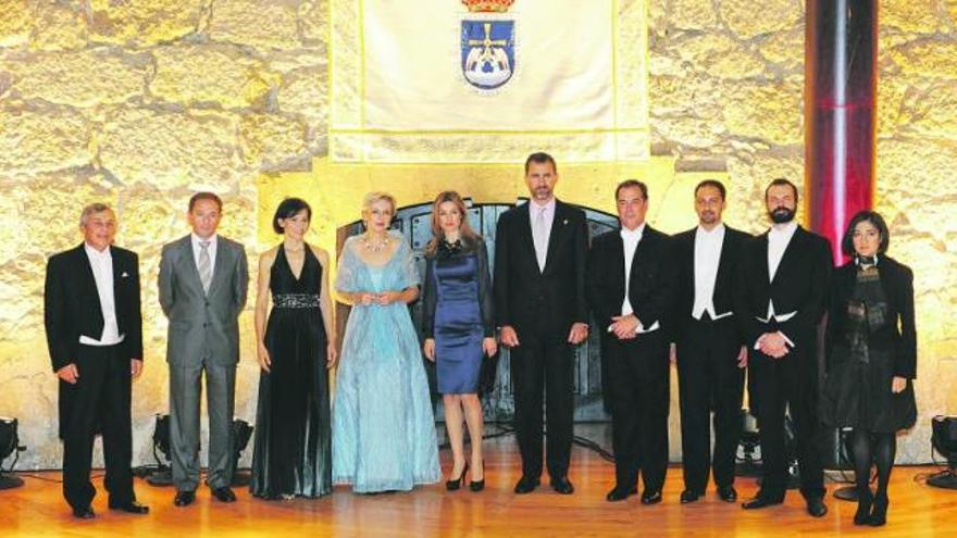 Por la izquierda, el concertino de la OSPA Alexander Vasiliev; el director del Coro de la Fundación, José Esteban García Miranda; la soprano Elena de la Merced, la mezzosoprano Elisabeth von Magnus; doña Letizia, don Felipe, el director Maximiano Valdés, el tenor Gustavo Peña, el bajo Marco Vinto y la gerente de la OSPA, Ana Mateo, en la sala de cámara del Auditorio, tras el concierto de Premios.