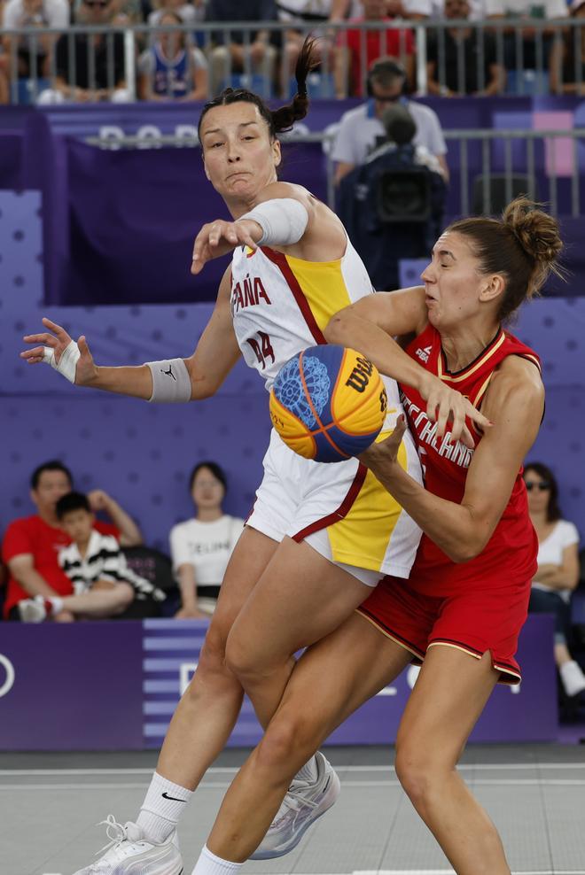 La jugadora de España GRacia Alonso y la de Alemania, Marie Reichert durante el partido de baloncesto femenino 3x3 celebrado entre España y Alemania en los Juegos Olímpicos París 2024 en el estadio de La Concorde de la capital gala.