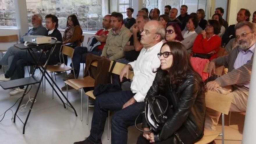 Asistentes a la conferencia de Abalo y Gonzalo Alonso, ayer. // J. Lores