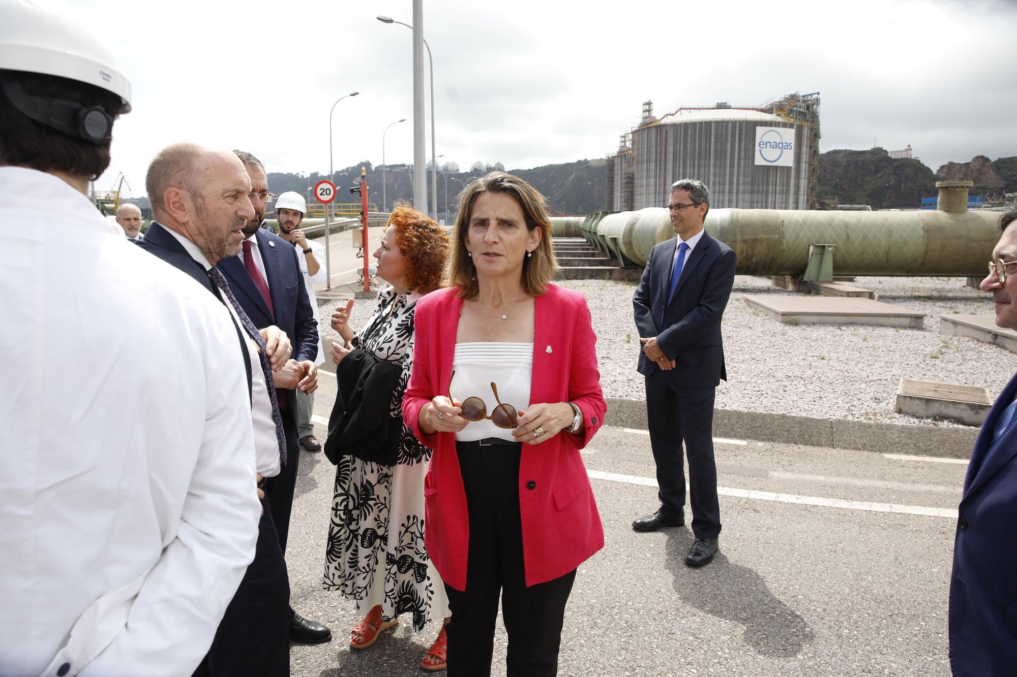 Teresa Ribera visita la planta regasificadora de El Musel