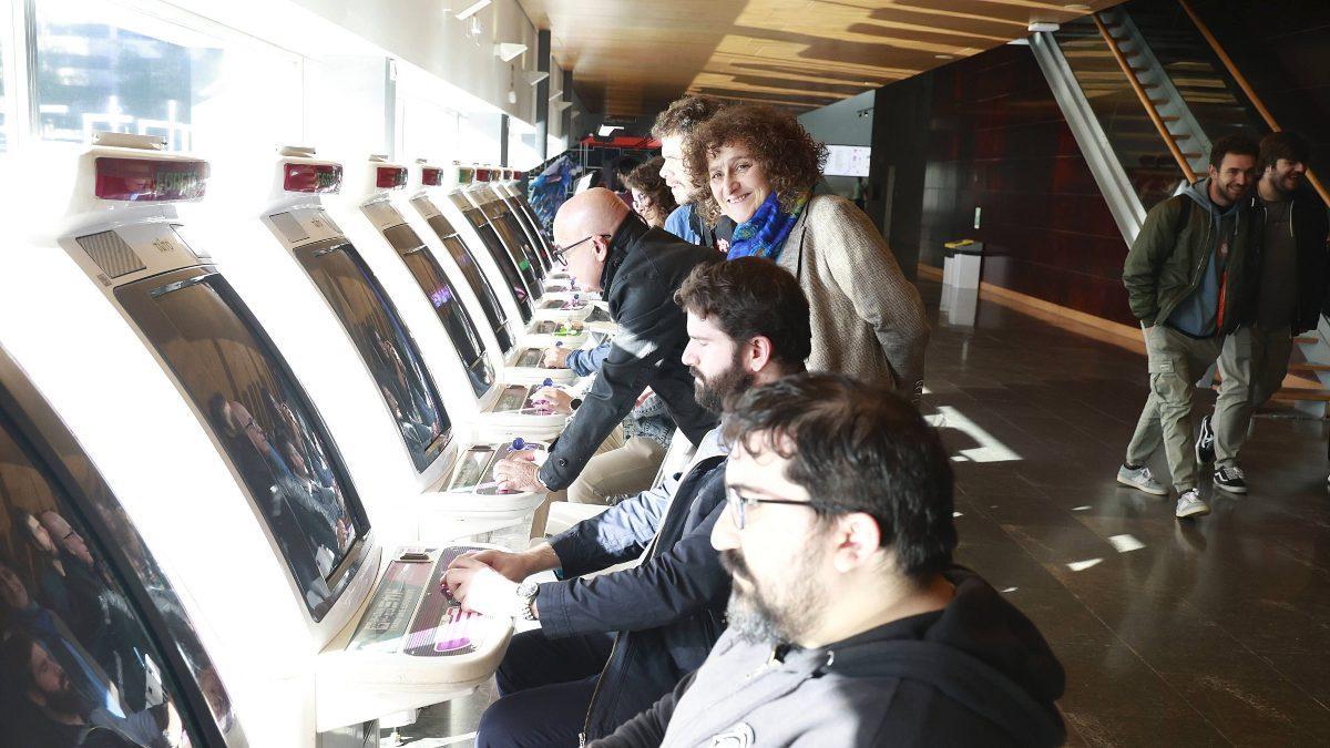 Al centro,  la alcaldesa de Santiago, Goretti Sanmartín, junto al vicepresidente de la Deputación da Coruña, Xosé Regueira en el salón Pixel Á Feira.
