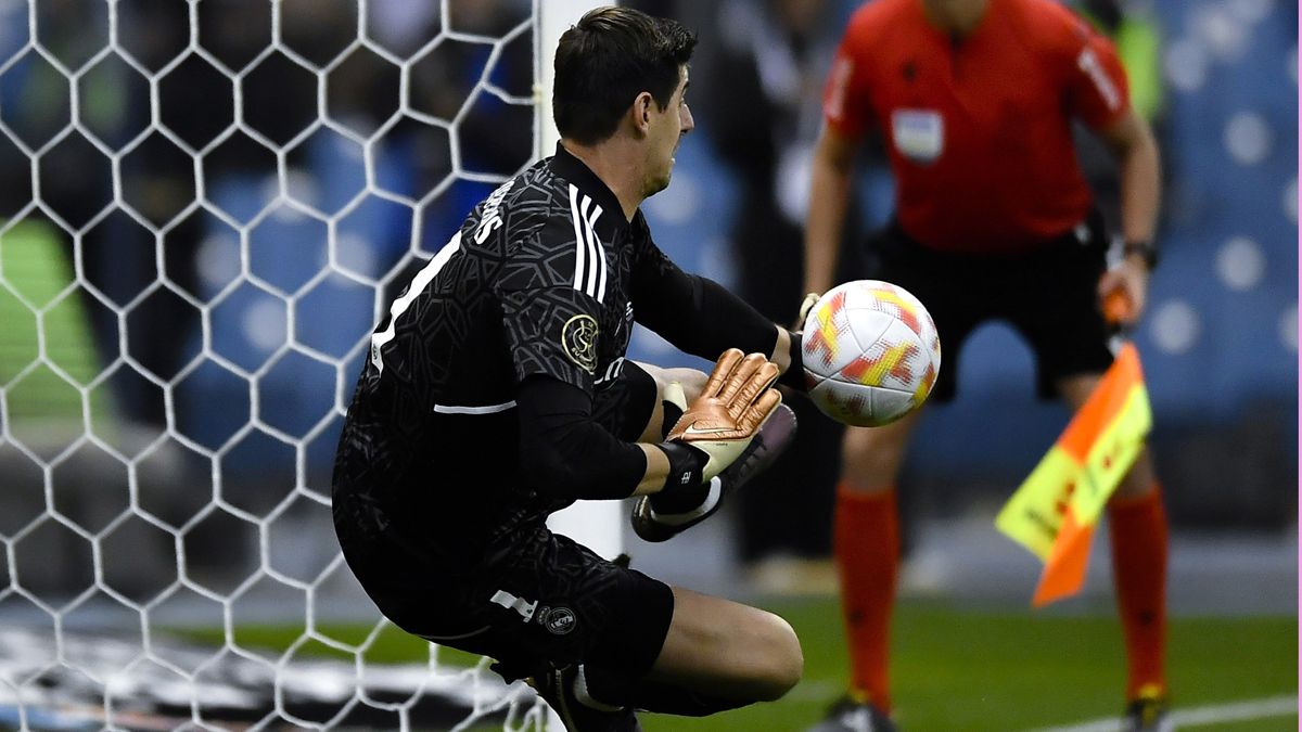 Courtois parando el penalti que dio el pase a la final de la Supercopa de España
