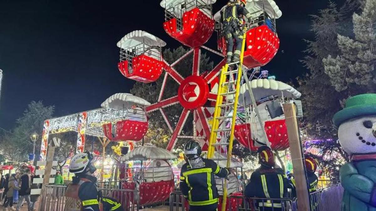Los bomberos rescatan a cinco personas de una noria en un parque navideño de Móstoles