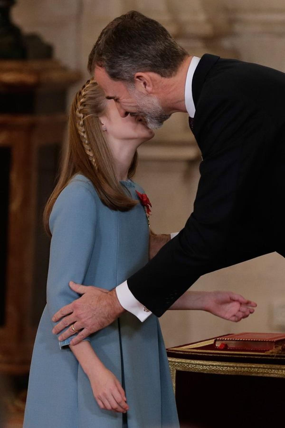 El beso de Felipe VI a la princesa Leonor tras otorgarle el Toisón de Oro