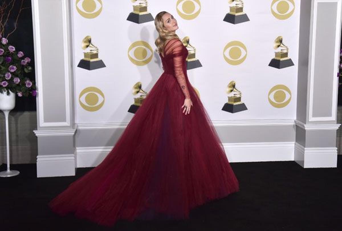 Premios Grammy 2018: Miley Cyrus con un vestido rojo de tul de Zac Posen