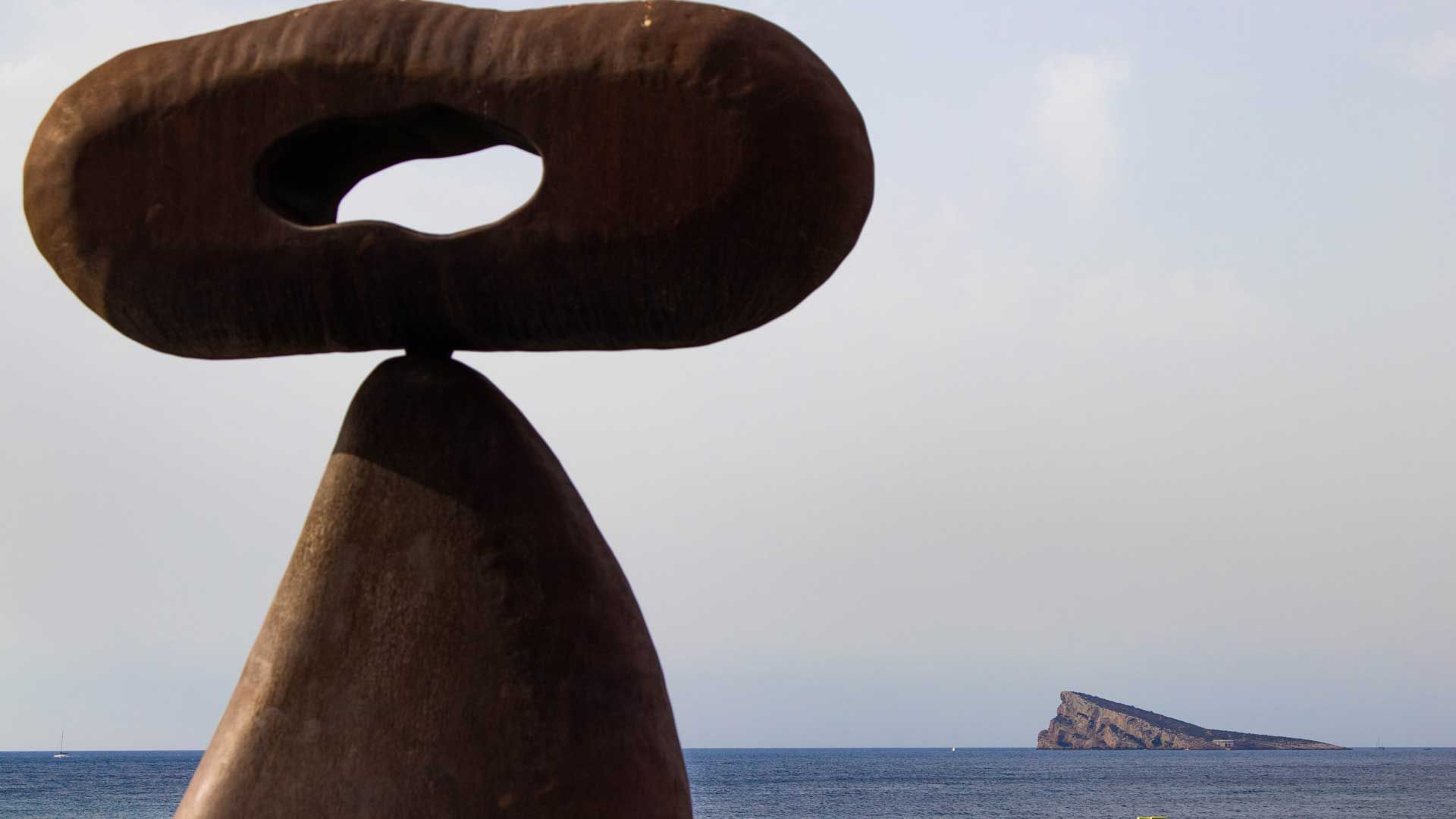 Una de las piezas desplegadas por el Paseo de Poniente, con la isla de Benidorm al fondo.