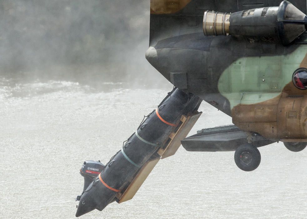 Los soldados han saltado con trajes de neopreno y con bolsas estancas para la indumentaria de tierra y las armas