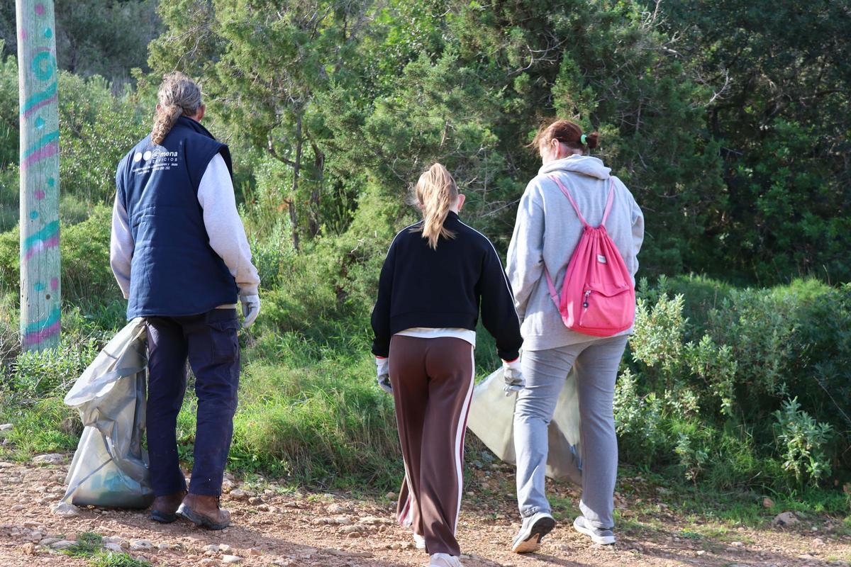 La XVII Jornada de Limpieza en Sa Talaia concluye con la recogida de 400 kilos de residuos La XVII Jornada de Limpieza en Sa Talaia concluye con la recogida de 400 kilos de residuos