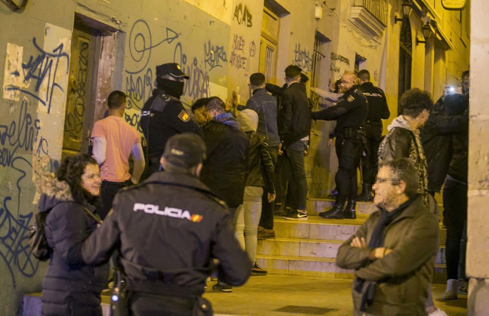 Cinco detenidos y 32 denunciados en una redada en el Barrio de Alicante contra los robos y el consumo de drogas.