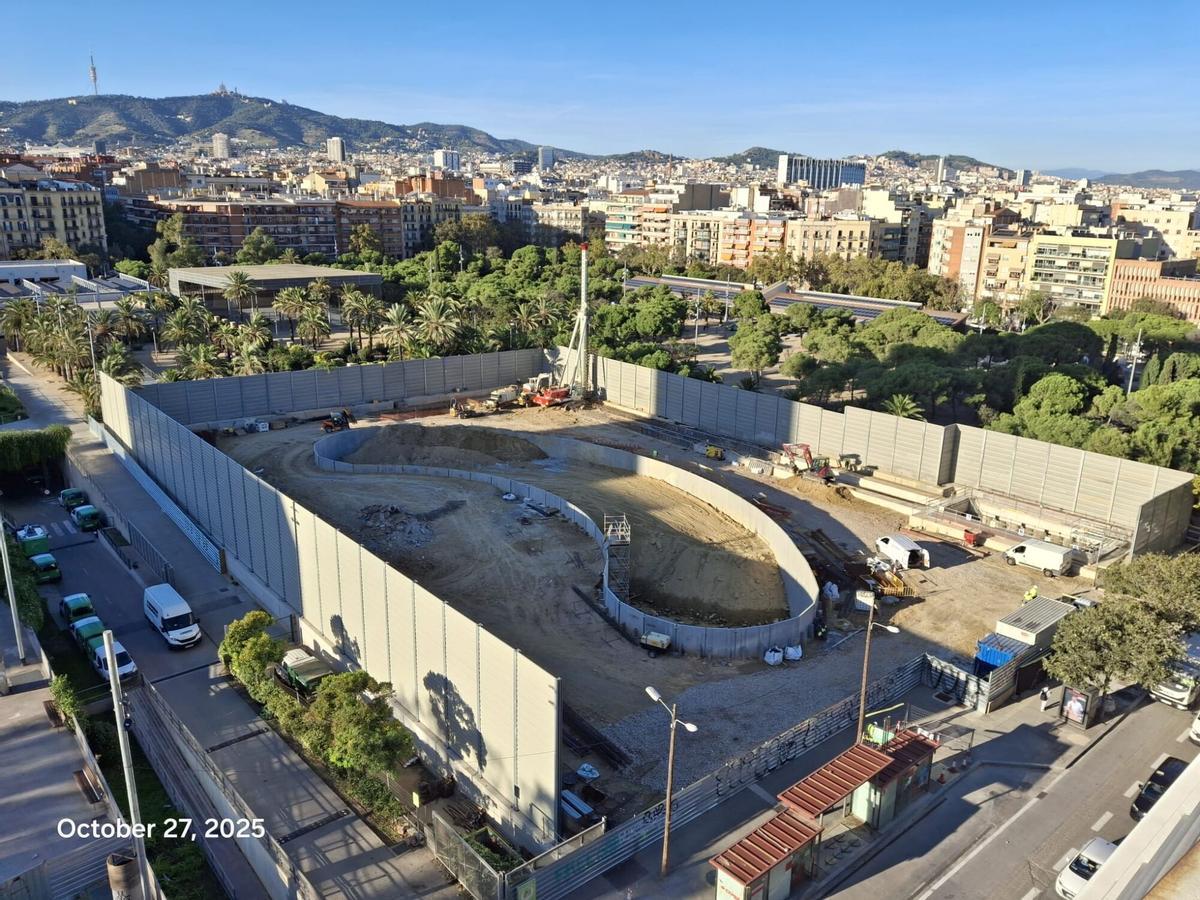 Las obras de la futura L8 de Ferrocarrils que ocupan hoy parte del parque de Joan Miró.