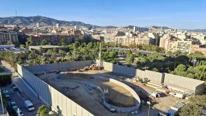 Las obras de la futura L8 de Ferrocarrils que ocupan hoy parte del parque de Joan Miró.