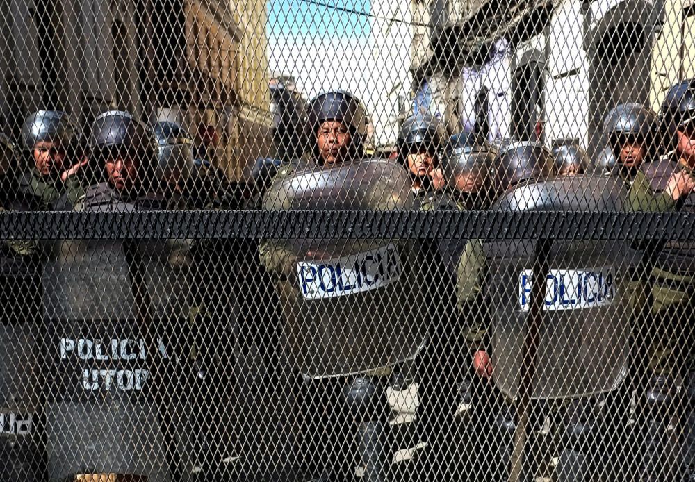 Los antidisturbios esperan en la entrada a la plaza Murillo durante las protestas en Bolivia