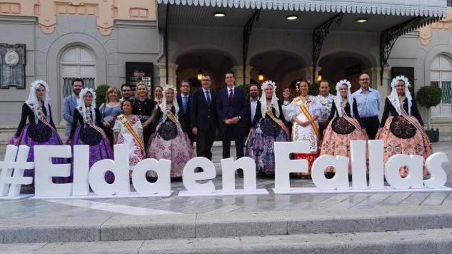 Diferentes momentos del acto inaugural del estand «Enamórate de Elda» ayer en Murcia.