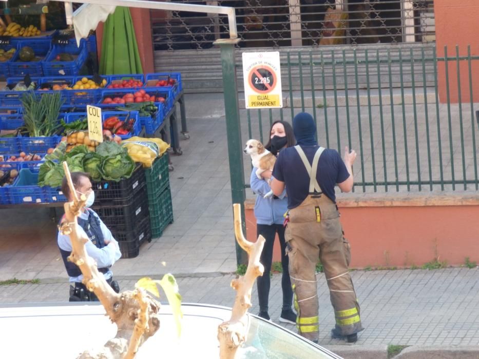 Un incendi en una casa al carrer Avinyonet de Figueres deixa un ferit amb un 20% del cos cremat