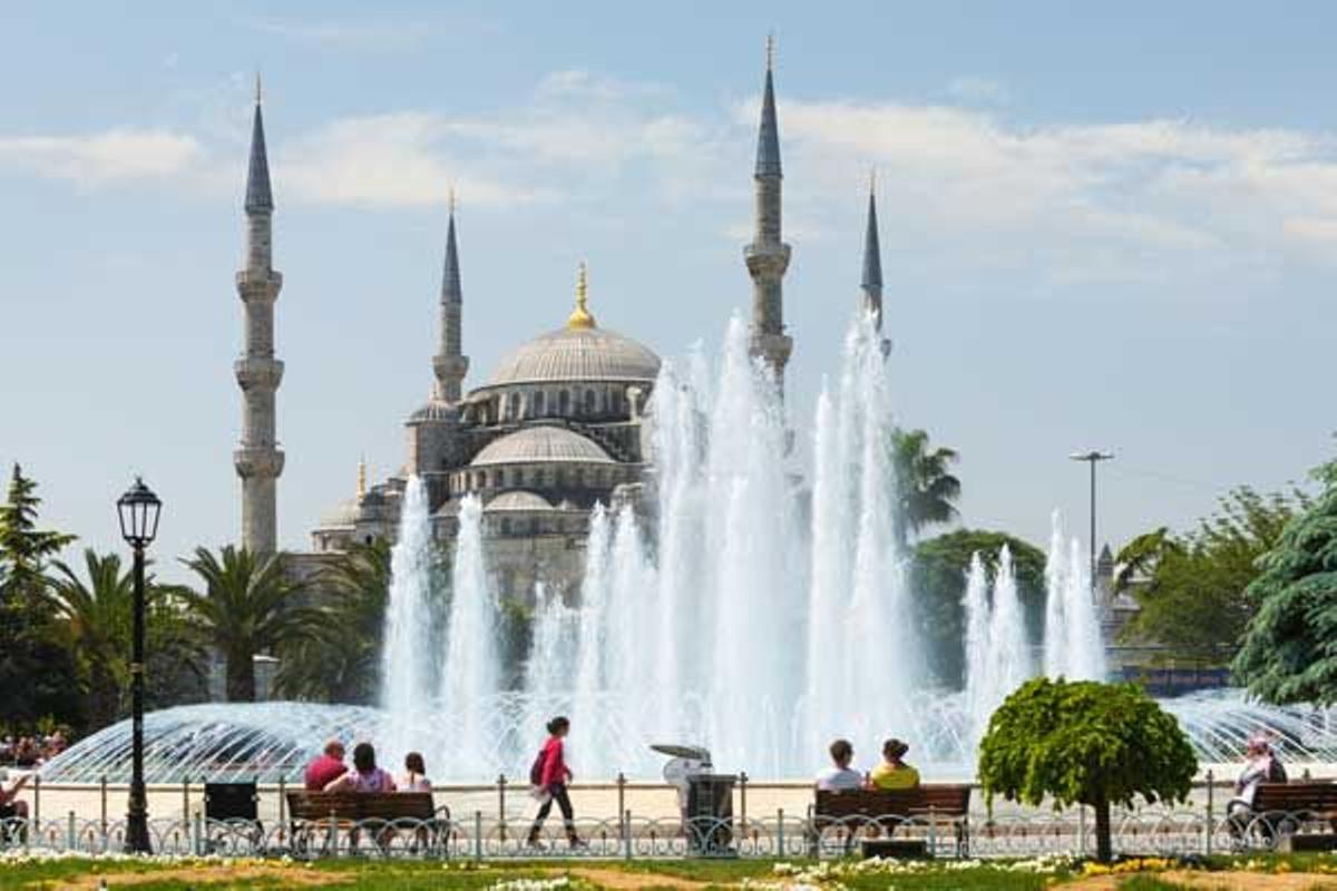 La plaza entre la Mezquita Azul y la de Santa Sofía en Estambul.