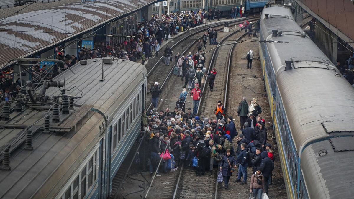 Personas intentan abordar un tren que sale de Kiev (Kyiv)