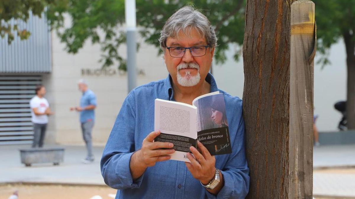 Francisco Carrasco sostiene 'Los ídolos de bronce', libro por el que ha entrado en la lista de nominados.