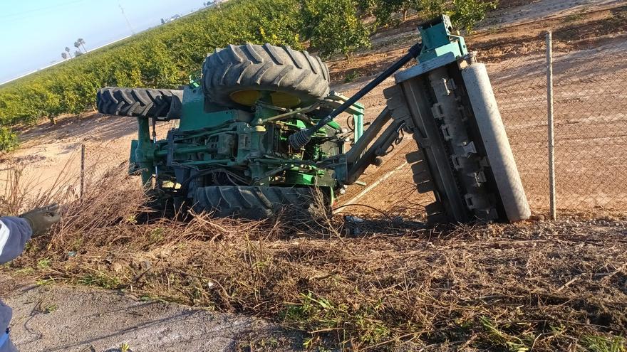 Salva la vida al volcar su tractor y caer por un desnivel en San Javier