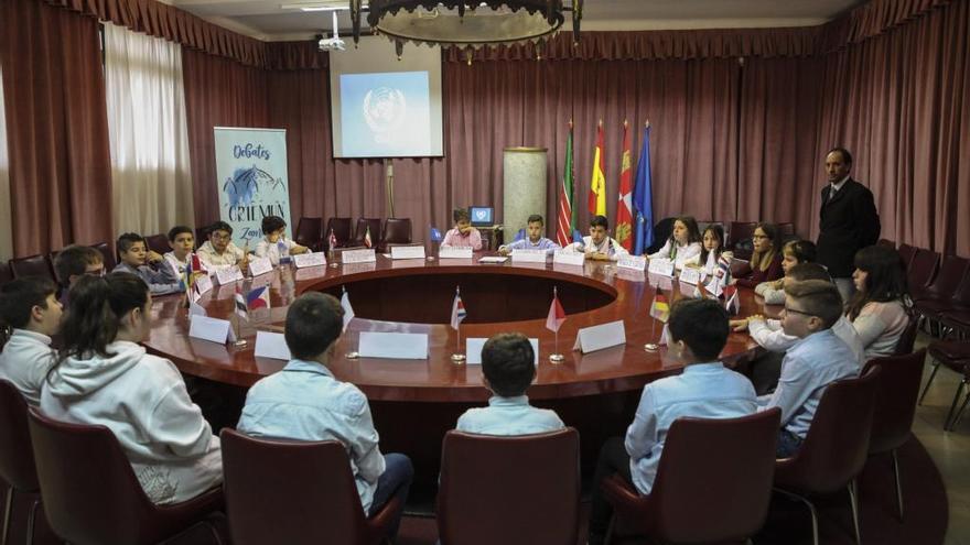 Los delegados de los 19 países se reunieron con los observadores internacionales y el presidente en el IES Universidad Laboral.