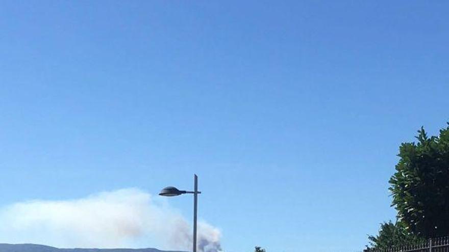 Columna de humo procedente del incendio, vista desde Puebla de Sanabria.