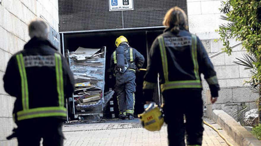 Alarma por un incendio de cartones en un almacén de la plaza Major de Palma