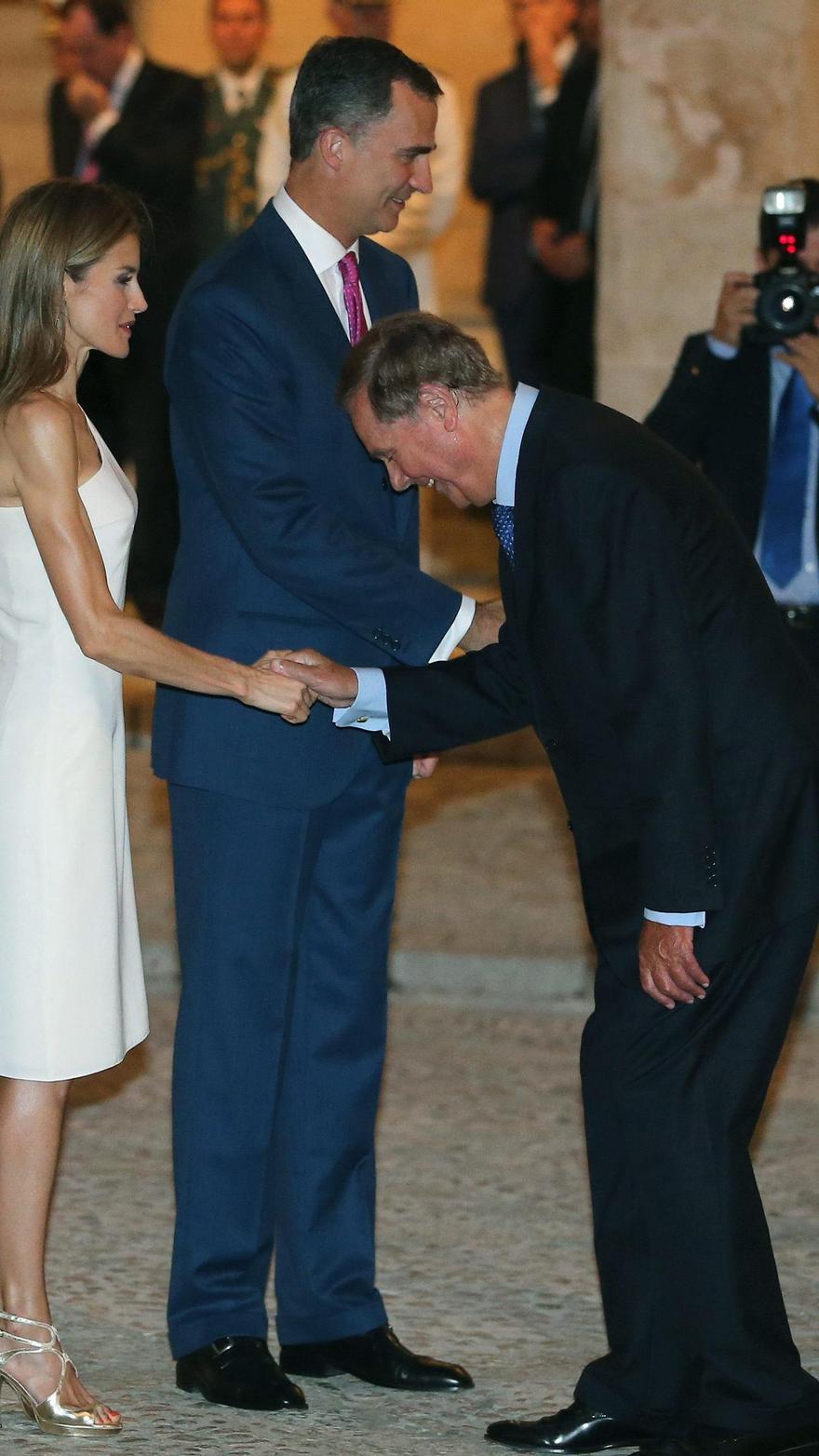 Los Reyes Felipe y Letizia saludan a Gabriel Escarrer, presidente y fundador del Grupo Meliá
