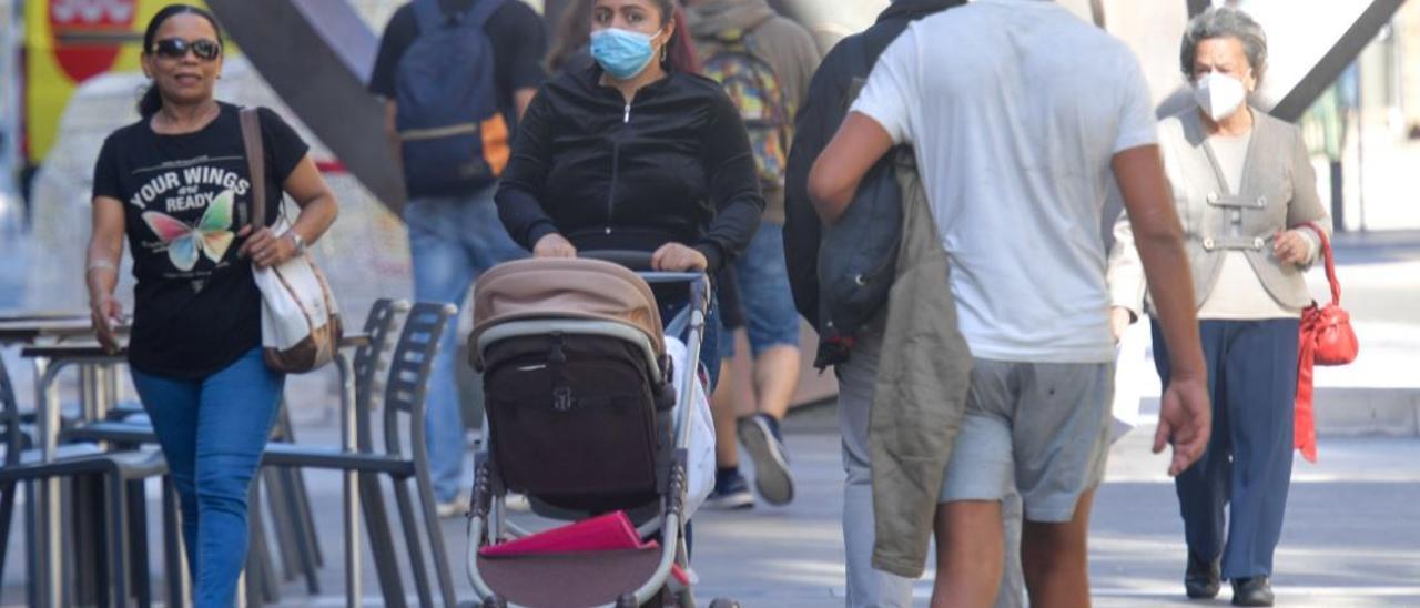 Personas con y sin mascarilla en Triana