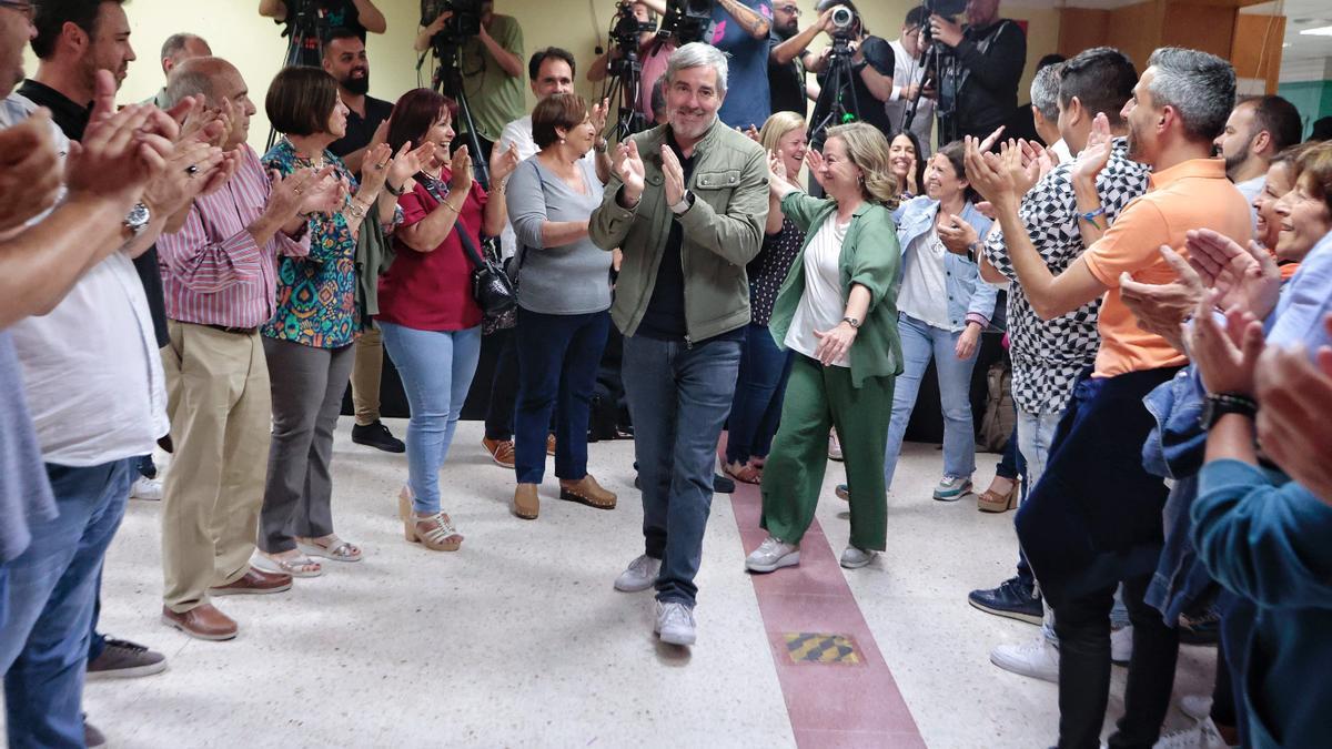Fernando Clavijo recibe el aplauso de los suyos a su llegada la noche del domingo al lunes a la sede de Coalición Canaria en Santa Cruz de Tenerife.