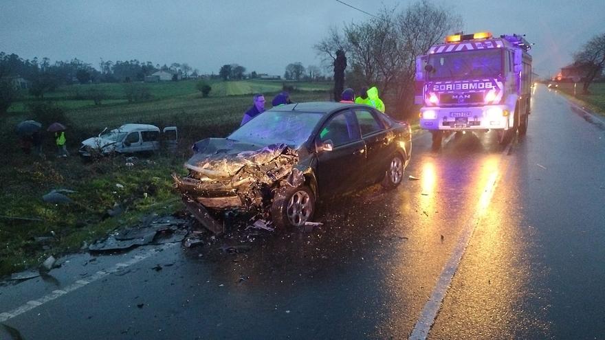 Accidente múltiple en Tordoia: muere un hombre tras impactar contra un coche y un camión