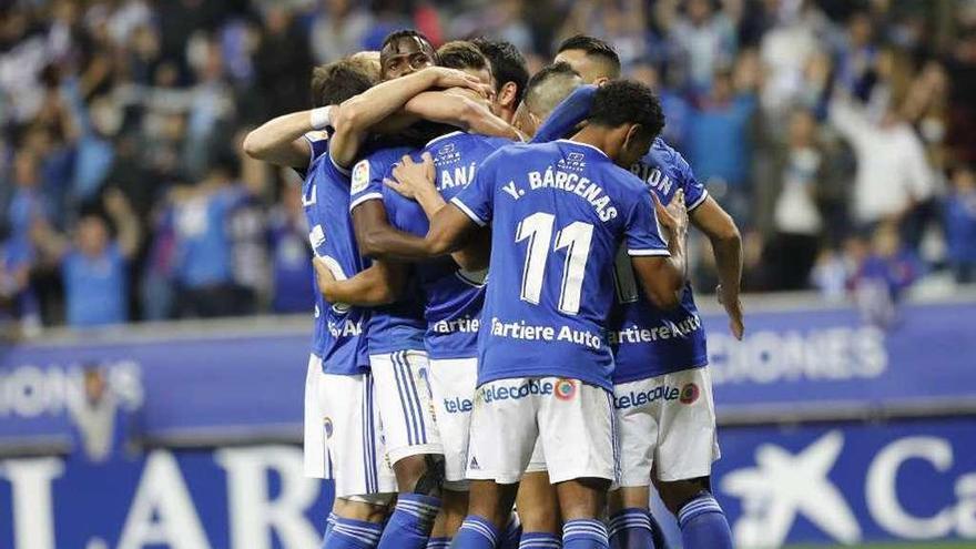 Los jugadores celebran el tanto de Alanís en el derbi.