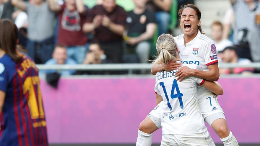 Hegerberg y Majri celebran uno de los goles del Lyon.