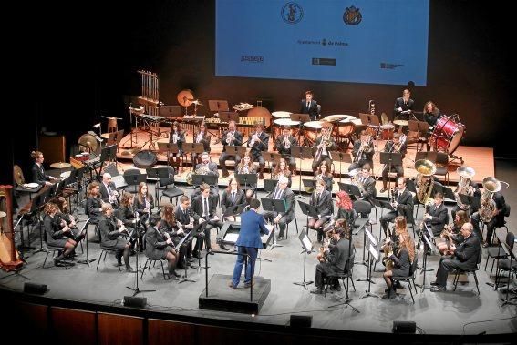 Auch das Gebäude des Inselrats, des Consell de Mallorca im Carrer Palau Reial, knipste nun seine Adventsbeleuchtung an. Zum feierlichen Anlass wurden die Passanten auf heiße Schokolade eingeladen und