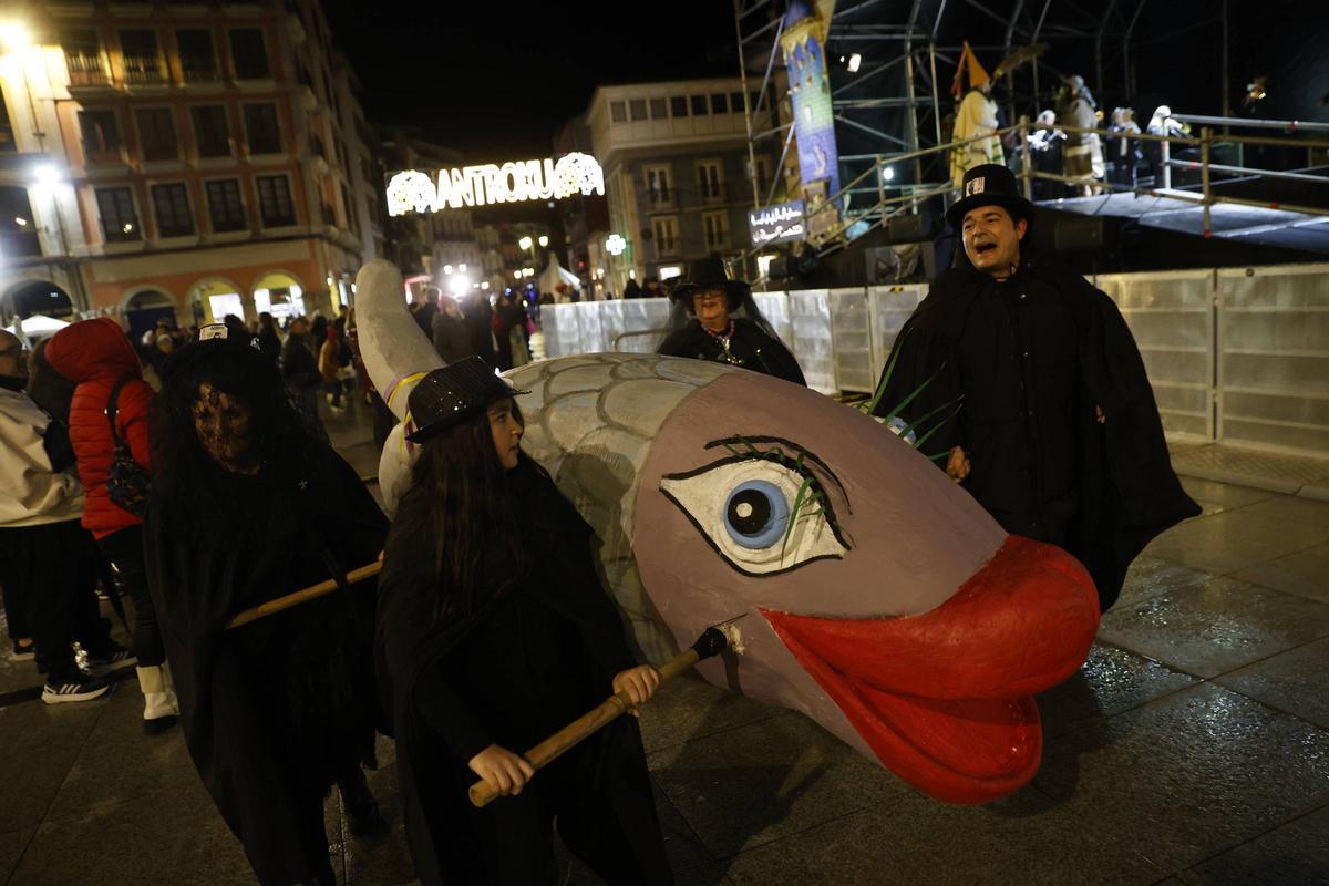 EN IMÁGENES: el entierro y quema de la sardina pone fin al multitudinario Antroxu de Avilés
