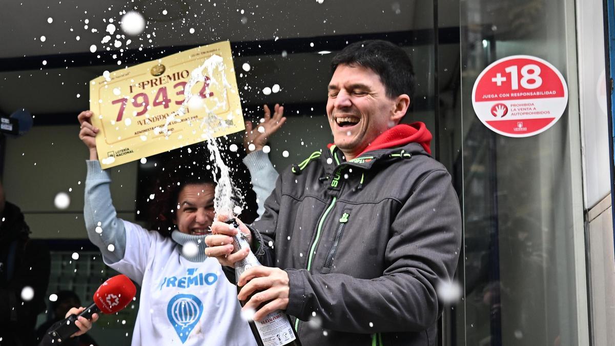Celebración de los agraciados por el primer premio en Madrid