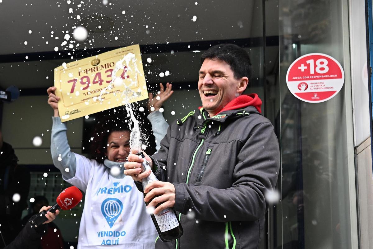Celebración de los agraciados por el primer premio.