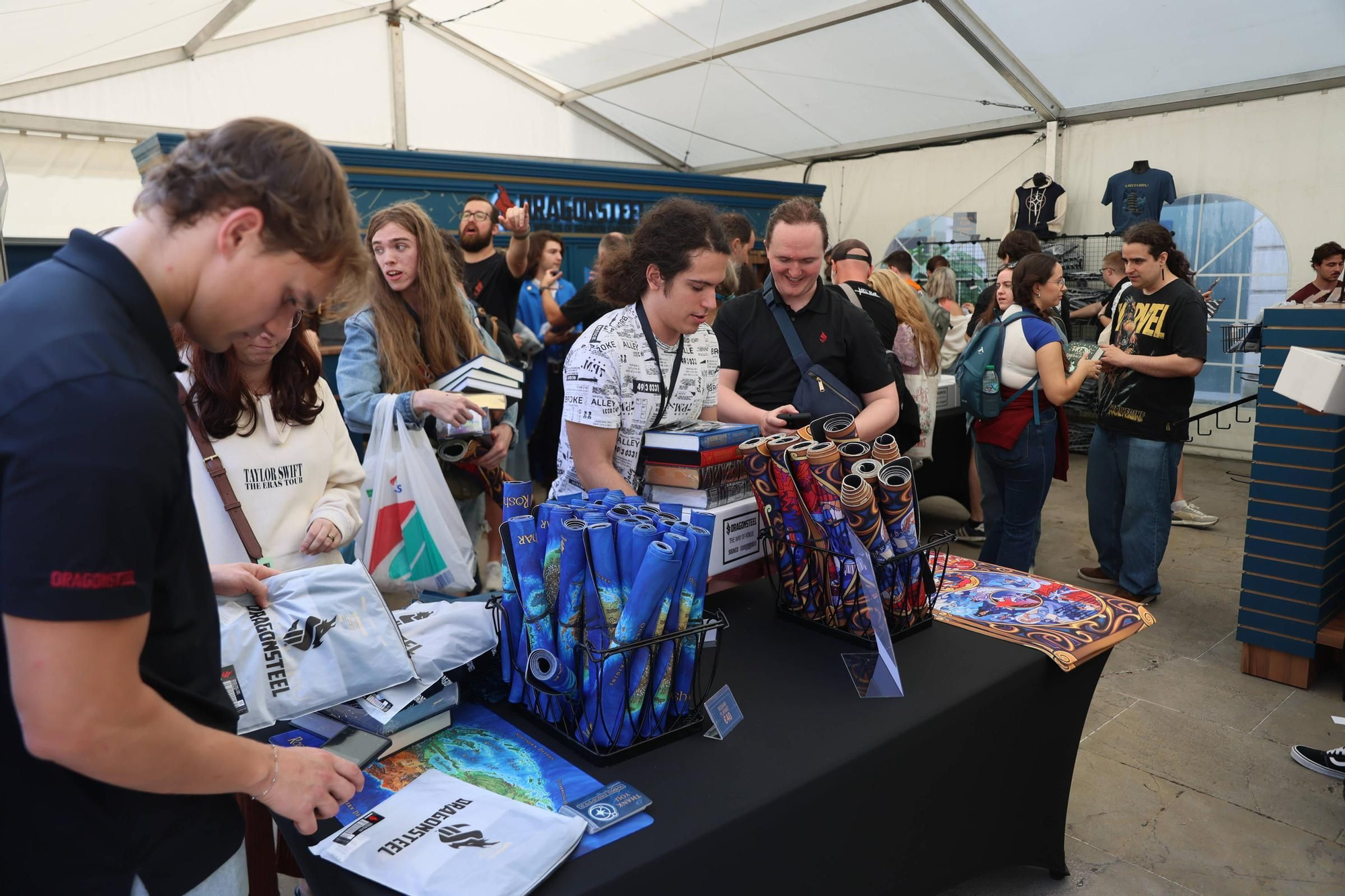 EN IMÁGENES: El multitudinario recibimiento a Brandon Sanderson